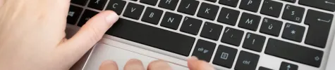 Mains sur clavier d'ordinateur 2